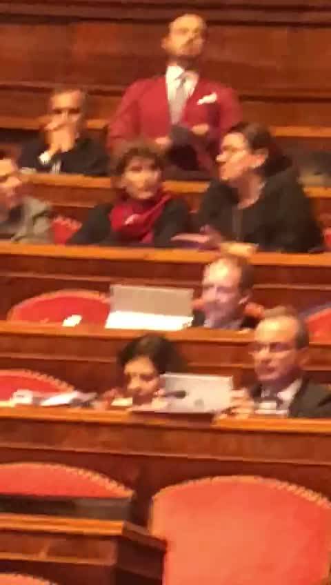 Il senatore Puglia fa le prove del discorso