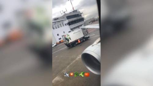 Milano, camion urta un aereo