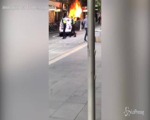 Melbourne: uomo accoltella persone in strada, l'aggressione in un video