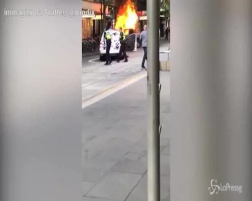Melbourne: uomo accoltella persone in strada, l'aggressione in un video