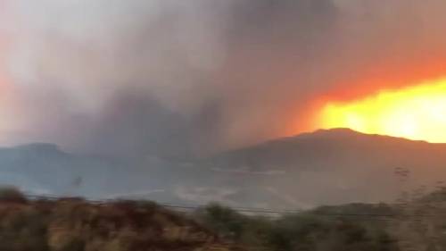 California, Malibù accerchiata dalle fiamme