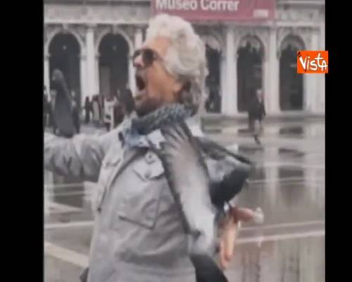 Beppe Grillo a Venezia assalito dai piccioni in piazza San Marco