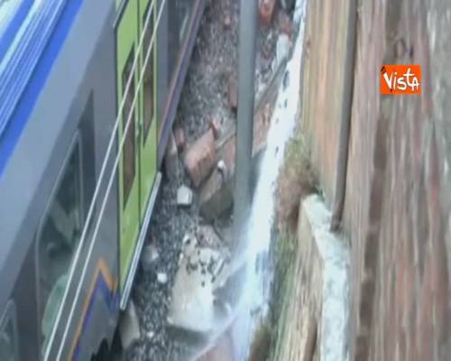 Crolla muro di contenimento sui binari, treno deraglia a Santa Margherita