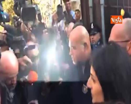 Raggi assolta esce sorridente da Procura: ”Sentenza spazza via due anni di fango politico” 