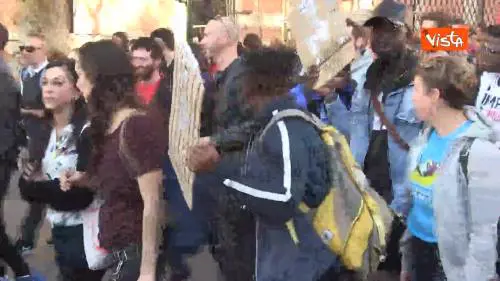 "Lega Salvini, legalo bene". Striscioni choc alla manifestazione antirazzista