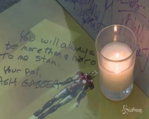 Hollywood ricorda Stan Lee, fiori sulla walk of fame