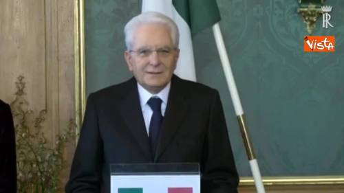 Mattarella a Stoccolma, la stretta di mano con il Re di Svezia Carlo XVI Gustavo