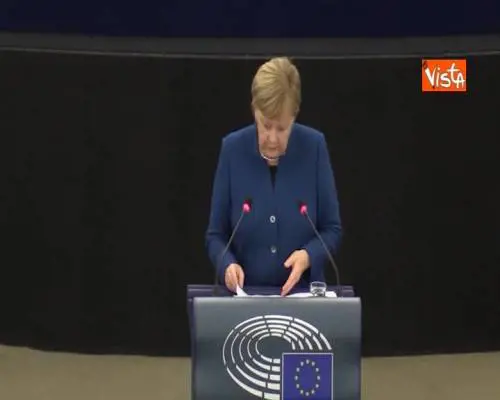 Eurozona, Merkel: “Ogni Paese responsabile per stabilità finanziaria, va tutelata da scossoni”