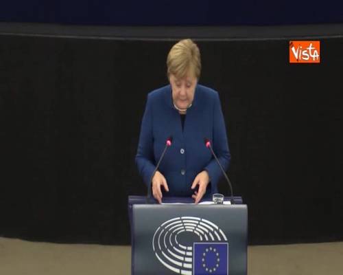 Immigrazione, Merkel: “In Germania ci abbiamo messo troppo a capire che era problema comune” 