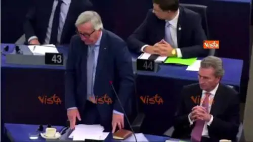Ululati contro Merkel, Tajani zittisce l'aula con una battuta