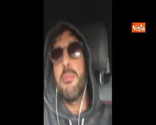 Asia Argento e Fabrizio Corona in giro per Milano: "Sembriamo Madonna e Sean Penn" 