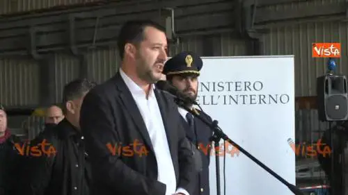 Migranti, Salvini: "No ai barconi, aerei unica via per arrivare in Italia"