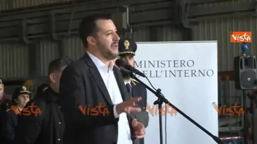 Migranti, Salvini: "Questo non sarà l'ultimo volo"