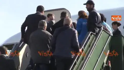Salvini accoglie i migranti giunti in aereo a Pratica di Mare