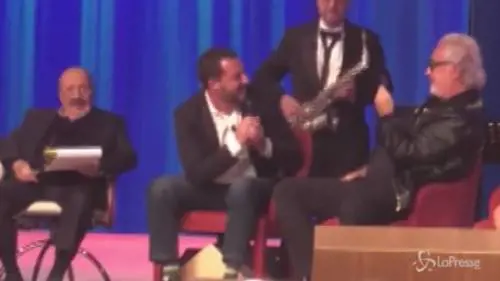 Matteo Salvini canta da Costanzo
