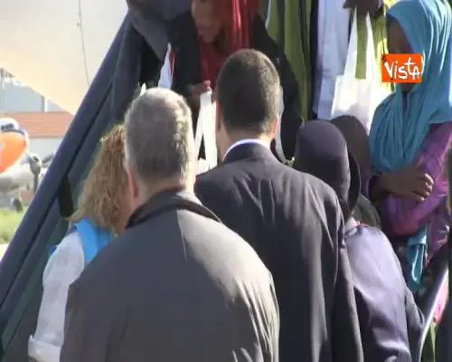 Salvini accoglie i migranti giunti all’aeroporto di Pratica di Mare