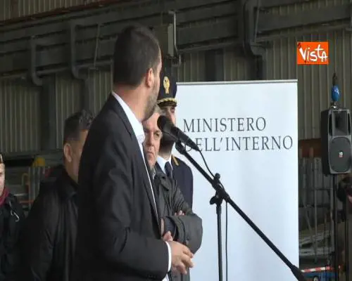 Migranti, Salvini: “Non sara’ l’ultimo aereo, non mi interessa che fanno in UE”