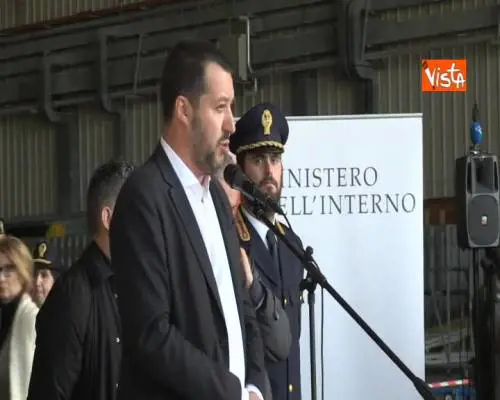 Migranti, Salvini: “Unica via per arrivare sono aerei, non barconi”