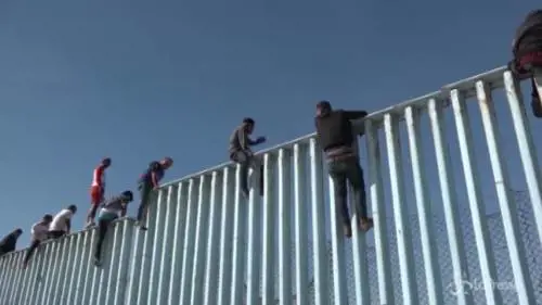 Messico, carovana di migranti arriva al confine con gli Usa, schierati i soldati di Trump