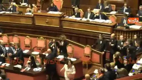 Dl Genova approvato al Senato, esplode la bagarre, Casellati sospende la seduta