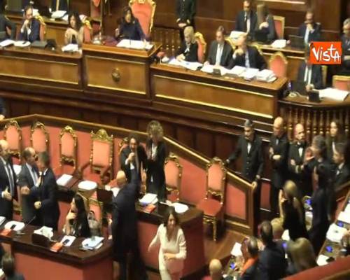 Dl Genova approvato al Senato, esplode la bagarre, Casellati sospende la seduta