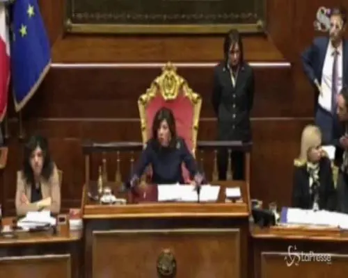 Dl Genova, il pugno alzato di Toninelli scatena la bagarre in Senato, la presidente Casellati lo rimprovera