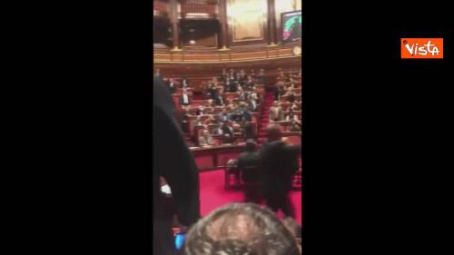 Toninelli esulta con pugno in aula Senato per approvazione dl Genova
