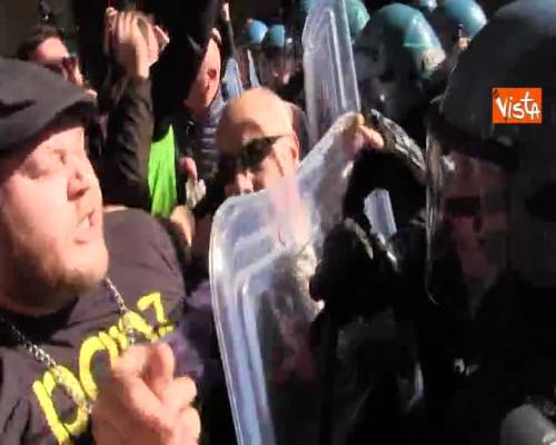 Salvini a Napoli, scontri in centro