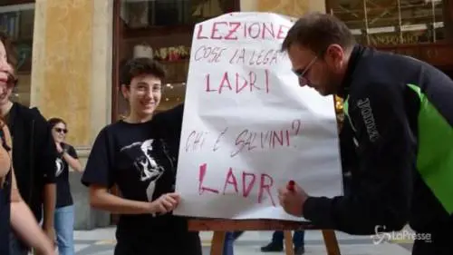 Napoli, flash mob contro Salvini: ferito un quindicenne