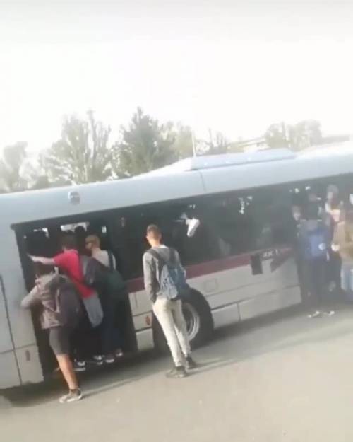 Roma, l'autobus è stracolmo, gli studenti entrano dal finestrino