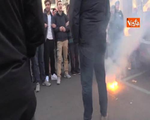 Milano, gli studenti lanciano uova contro la polizia