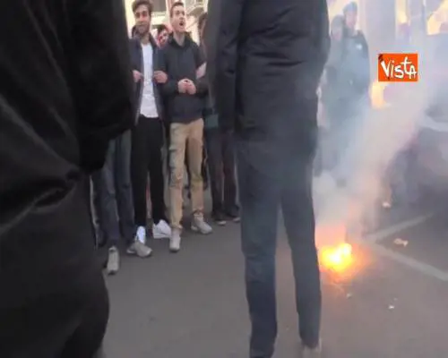Milano, gli studenti lanciano uova contro la polizia