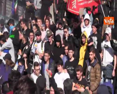 La protesta degli studenti napoletani contro Salvini, petardi e fumogeni contro forze dell’ordine