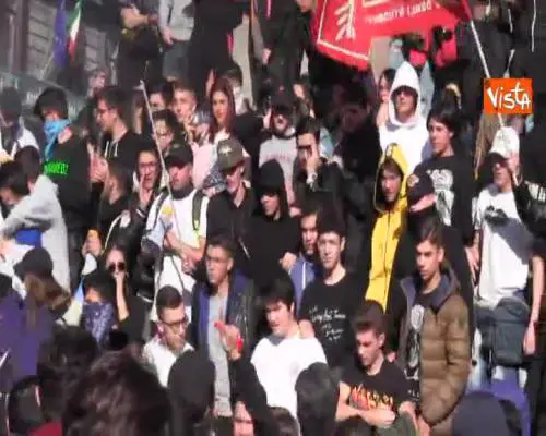 La protesta degli studenti napoletani contro Salvini, petardi e fumogeni contro forze dell’ordine