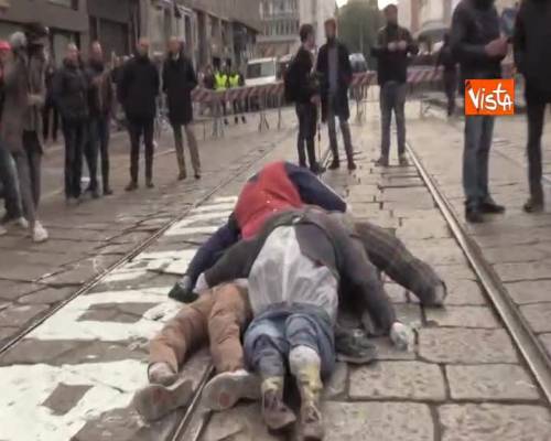 Studenti scrivono 'No Border' sotto il consolato americano 