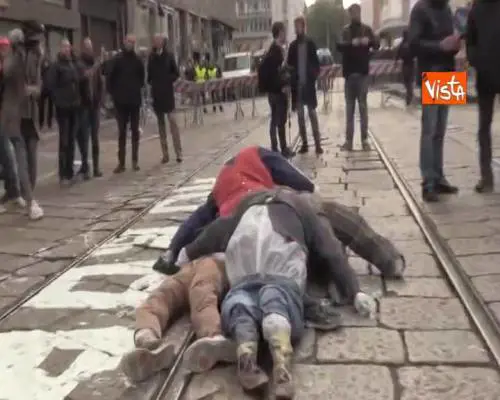 Studenti scrivono 'No Border' sotto il consolato americano 