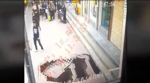 Si apre una voragine nel marciapiede: donna precipita