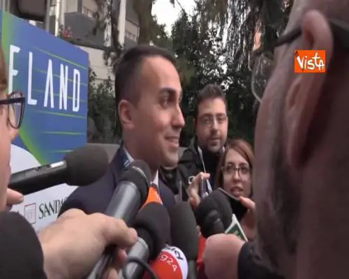 Dl Genova, Di Maio: "Il pugno chiuso? Toninelli ha solo esultato"