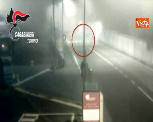 Da’ fuoco a sette bus di linea, immagini carabinieri incastrano il piromane