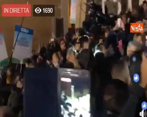 'Grande Virginia', la folla acclama la Raggi in piazza del Campidoglio