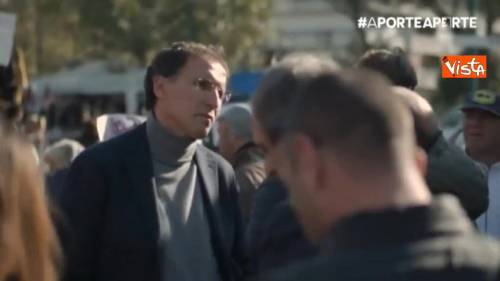 Boccia tra i napoletani al mercato di Scampia "Non vogliamo il reddito di cittadinanza ma il lavoro"