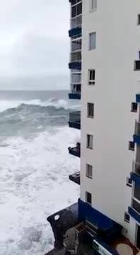 Onde giganti sradicano i balconi a Tenerife