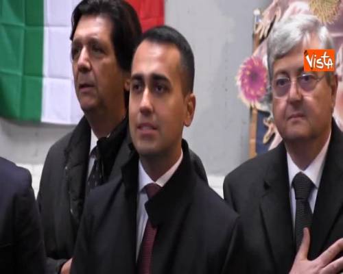 Di Maio canta l’Inno nazionale con gli studenti di Pomigliano