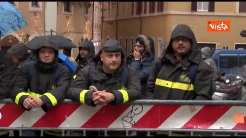 Vigili del fuoco, la protesta dei precari in piazza Montecitorio