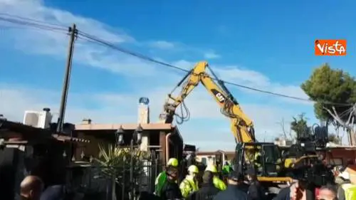 La demolizione delle ville dei Casamonica