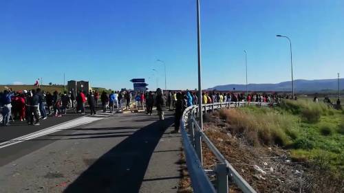 Migranti in rivolta al Cara di Mineo: strada bloccata e sassi contro le auto