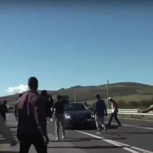 Mineo, rivolta stranieri per tagli fondi: strade occupate e sassaiole