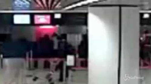 Fiumicino, ecco come rubano le borse in aeroporto