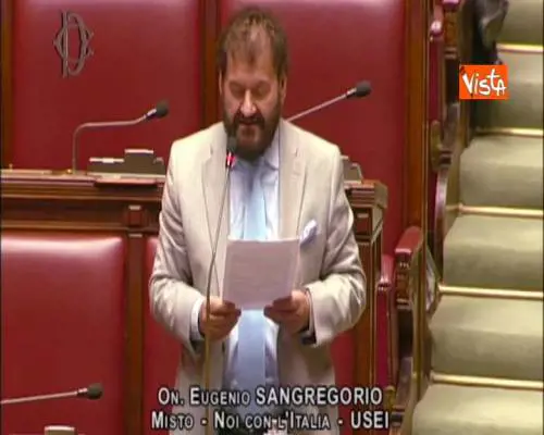 Nuovo deputato balbetta al suo primo intervento: “Scusate sono emozionato” e l’aula lo applaude