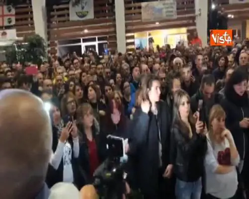 Una donna a Salvini: "Via i clandestini". Lui: "L’altro Matteo..."